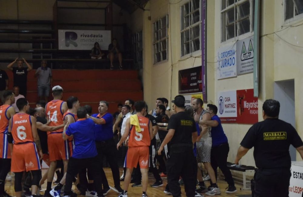 Serios incidentes entre jugadores de Rivadavia Básquet y Tucumán Básquet. / Gentileza: Gimena Cornejo.