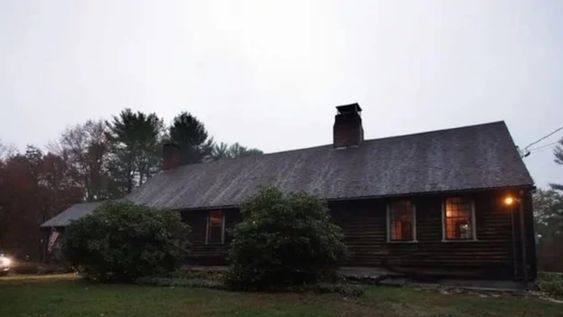 Es una granja, está ubicada en Rhode Island, Estados Unidos y fue escenario de varios hechos paranormales que inspiraron la película de terror “El Conjuro”.