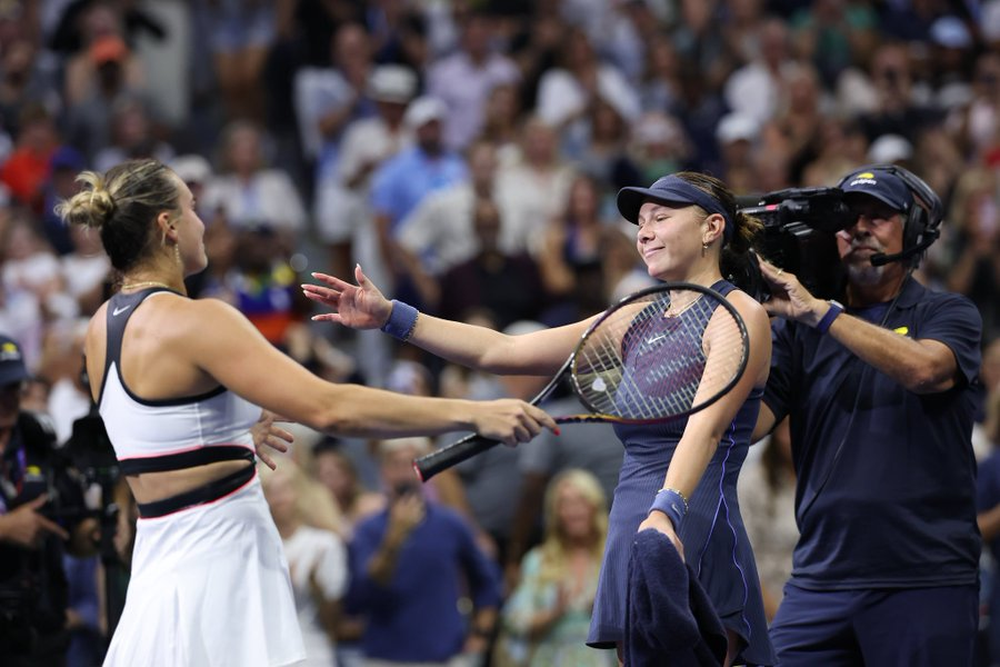 El saludo de la bielorrusa Aryna Sabalenka y Amanda Anisimova, tras su consagración en el US Open. El saludo de la bielorrusa Aryna Sabalenka y Amanda Anisimova, tras su consagración en el US Open.