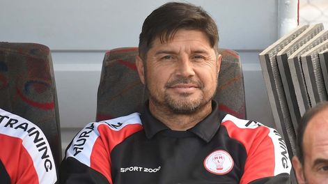 Los Andes | Alejandro Abaurre, técnico del Globo, no ocultó su felicidad por el buen rendimiento de sus dirigidos que volvieron al triunfo después de tres fechas, al superar a Peñarol de San Juan, 1 a 0. Foto: José Gutierrez / Los Andes