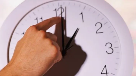 Guiño de Alfredo Cornejo para el cambio de huso horario que avanzó en el Congreso: Es el que corresponde