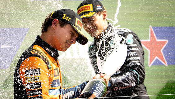 Lando Norris celebra su triunfo en Zandvoort junto a George Russell. Ambos buscan arrebatarle el liderazgo a Kimi Antonelli.