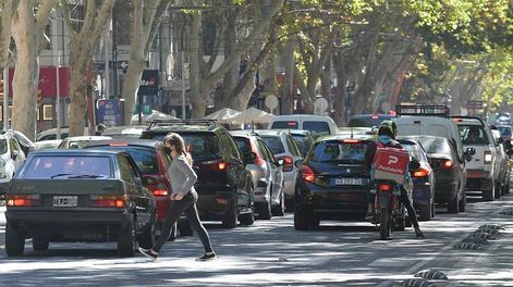 Los Andes | Caos vehicular en la Avenida San Martín, entre Zapata y San Lorenzo Foto: Orlando Pelichotti/ Los Andes