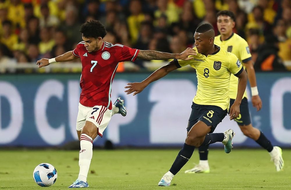 AME8114. QUITO (ECUADOR), 17/10/2023.- Carlos Gruezo (d) de Ecuador disputa el balón con Luis Fernando Díaz de Colombia hoy, en un partido de las Eliminatorias Sudamericanas para la Copa Mundial de Fútbol 2026 entre Ecuador y Colombia en el estadio Rodrigo Paz Delgado en Quito (Ecuador). EFE/ José Jácome