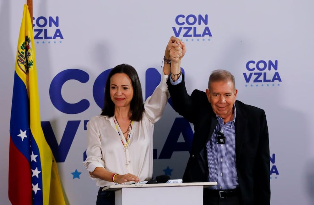 ARCHIVO - El candidato presidencial de la oposición Edmundo González, a la derecha, y la líder opositora María Corina Machado con las manos unidas en una conferencia de prensa un día después de las elecciones en Caracas, Venezuela, el lunes 29 de julio de 2024. (AP Foto/Cristian Hernández, Archivo)