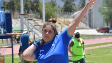 Los Andes | Selene Olivieri Carrizo, cumple 15 años el jueves. Tiene récord nacional en disco (en esta foto, lanzar bala). /Gentileza de Raúl Flores.