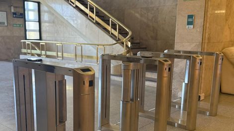 Los empleados deberán registrar su jornada laboral mediante huella dactilar, control biométrico o tarjeta personal. El Gobierno analiza también los accesos laterales y las medidas de seguridad.