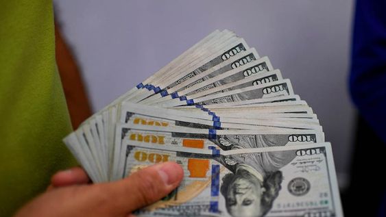 Las tasas de interés inferiores a la inflación son un atractivo para quienes solicitan los créditos, pero sin un destino específico para ellos, en ocasiones se convierten en ahorros dolarizados.