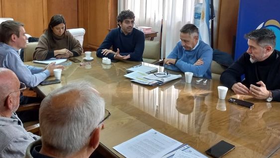El ministro de Gobierno, Natalio Mema, y la subsecretaria de Infraestructura, Marité Badui, recibieron las propuestas de los empresarios del Sur