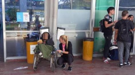 La mujer de 21 años habría sido abandonada cerca de las dos de la mañana - Foto LT9