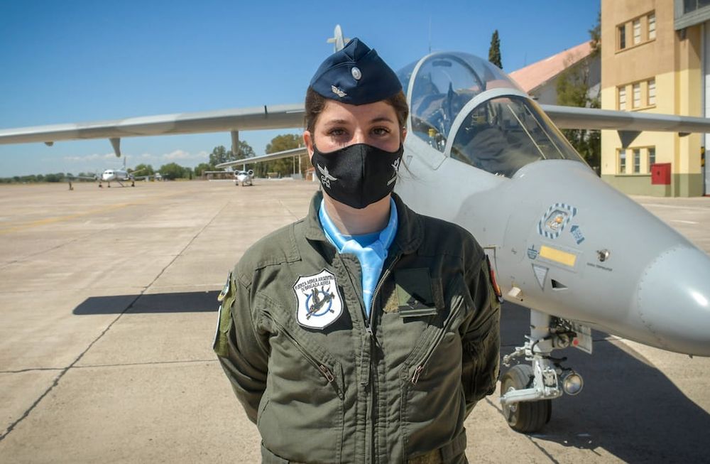 Sofía es hija, nieta y sobrina de aviadores. “Pero nadie me obligó, lo llevo en la sangre”, aclara esta cordobesa de 26 años. Será destinada a San Luis, donde volará un A4. Foto : Orlando Pelichotti / Los Andes