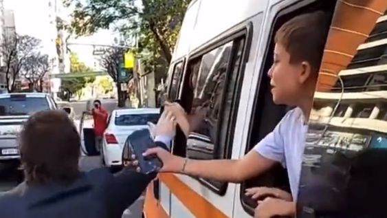 Milei saludó a alumnos en medio de la calle.
