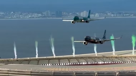 Dos aviones sobrevolaron un estadio y sorprendieron a las personas.&nbsp;