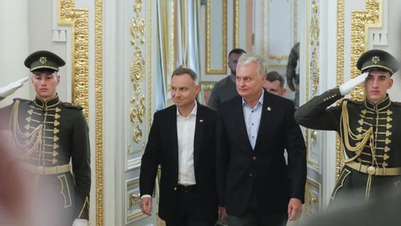 El presidente de Polonia, Andrzej Duda y su homólogo de Lituania, Gitanas Nauseda, entrando al palacio presidencial de Kiev, en Ucrania, este miércoles 28 de junio de 2023.