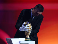 El entrenador de la Selección Argentina utilizó guantes blancos para manipular el trofeo que ganó el equipo Albiceleste en Qatar. El entrenador de la Selección Argentina utilizó guantes blancos para manipular el trofeo que ganó el equipo Albiceleste en Qatar.