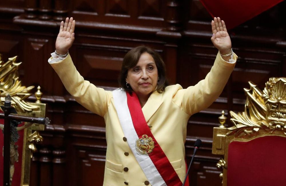 La abogada izquierdista Dina Boluarte juró este miércoles ante el pleno del Congreso como la primera presidenta de la historia de Perú, tras la destitución por el Parlamento de Pedro Castillo, acusado de dar un golpe de Estado. Foto: EFE/ Paolo Aguilar