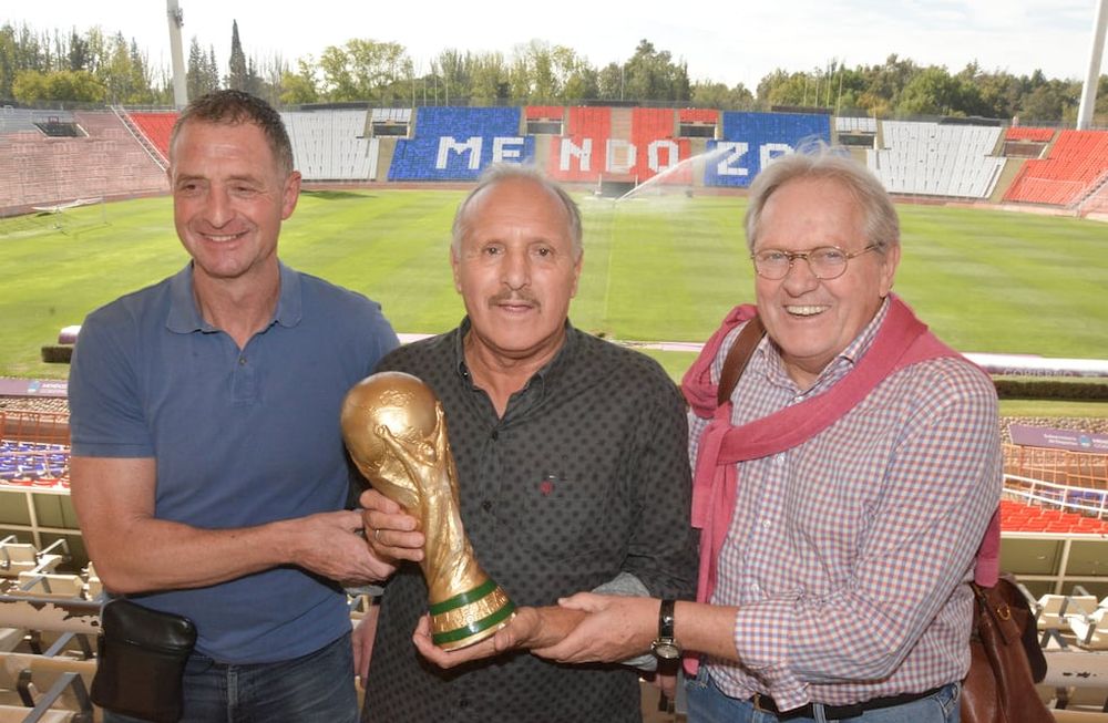 Leopoldo Jacinto Luque sostiene la Copa del Mundo en sus manos. Lo acompañan los holandeses Ernie Brandts y Arie Haan, quienes fueron rivales en aquella memorable final y lo visitaron en Mendoza hace dos años.