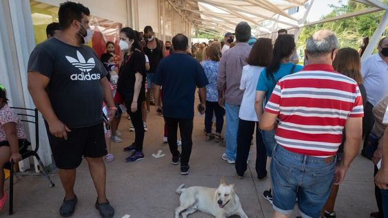 El gobierno apuntala la campaña de vacunación y los últimos días hubo filas en las sedes.  El vacunatorio de Campaña en el Parque Benegas de Godoy Cruz.Foto: Ignacio Blanco / Los Andes