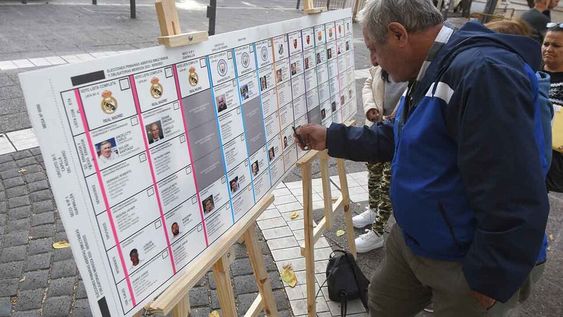 En Peartonal y Patricias Mendocinas de Ciudad, voluntarios le explican a las personas como votar con la nueva boleta en estas elecciones Foto:José Gutierrez / Los Andes