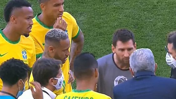 Messi hablando con una de las autoridades sanitarias de Brasil que ingresó al campo de juego. (Imagen de TV) Messi hablando con una de las autoridades sanitarias de Brasil que ingresó al campo de juego. (Imagen de TV)