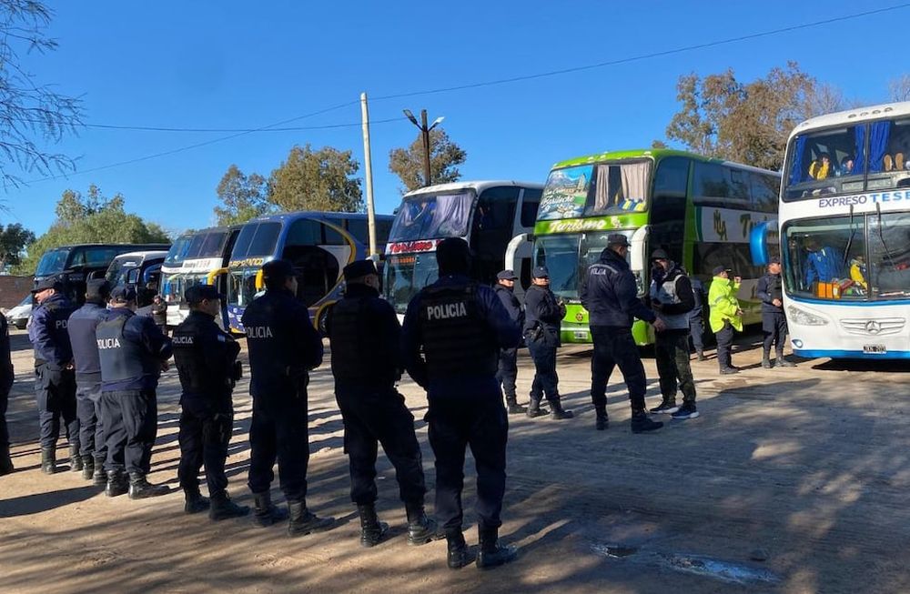 Prohibieron el ingreso de 60 hinchas de Almirante Brown por transportar armas y drogas. Foto: Ministerio de Seguridad.