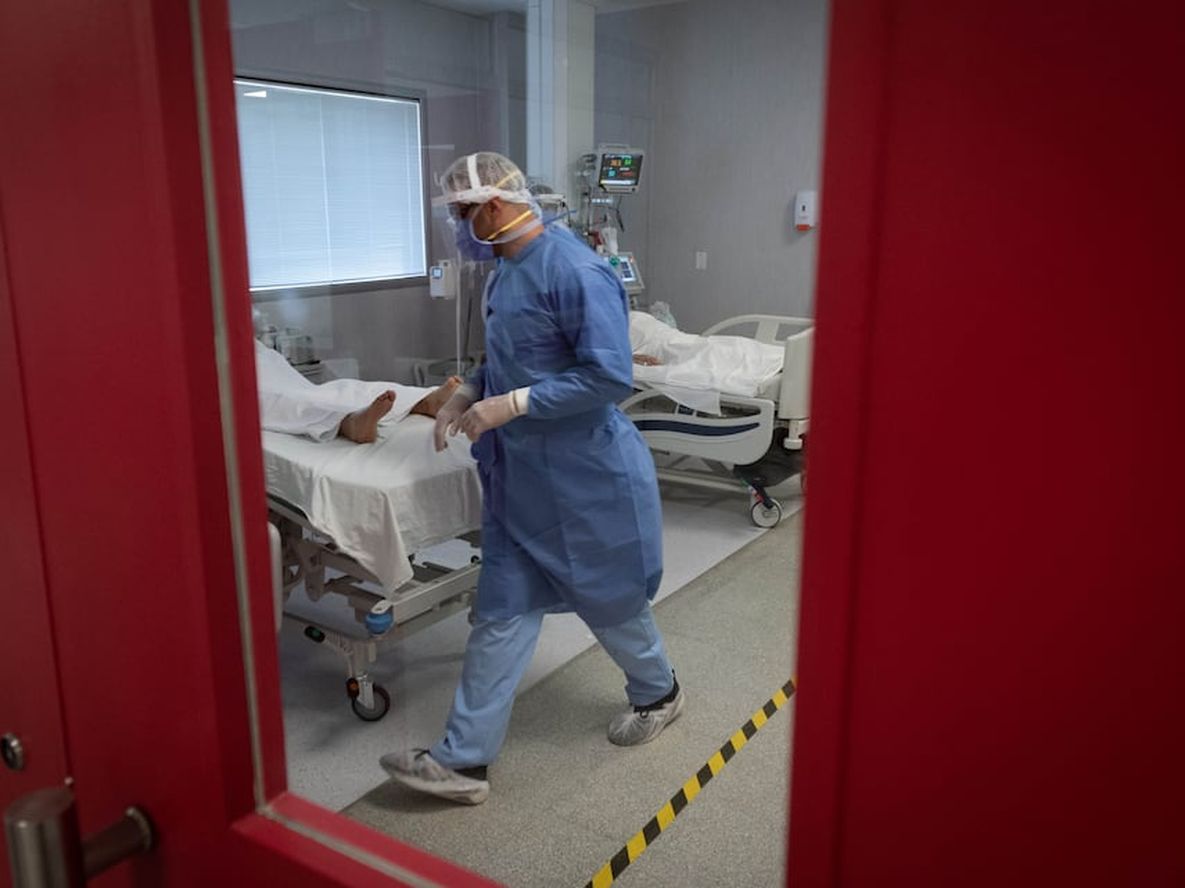Médico atiende en la Unidad de Terapia Intensiva UTI del Hospital Central casos urgentes de Covid-19. Ignacio Blanco / Los Andes