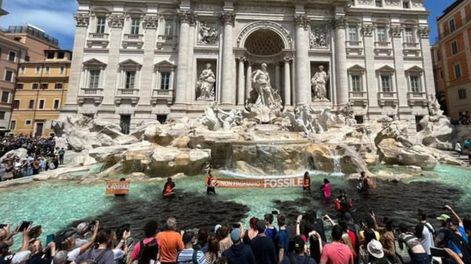 Roma: activistas climáticos tiñeron de negro la Fontana di Trevi. Foto: Ultima Generazione.