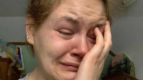 La mujer publicó un polémico mensaje en Facebook diciendo que ser madre de tiempo completo es solitario y abrumador.