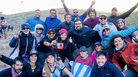 Los Andes | Con alambre y bastones de trekking como antena, escucharon el partido de Argentina en plena montaña y así festejaron. Foto: Daniela Porcellana
