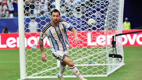 Lionel Messi definió con categoría tras una gran asistencia, para marcar un golazo que abrió el partido en favor de la Selección argentina.