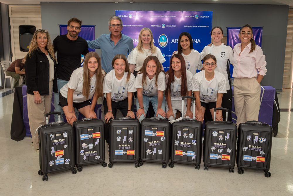 FÚTBOL FEMENINO. Un sueño. Las jugadores Lupe Marino, Julieta Díaz, Katia Fernández, Antonela Flores y Valentina Basso junto a Florencia Barbera, creadora del programa, Federico Chiapetta, Subsecretario de Deportes y Hebe Casado, vicegobernadora de la provincia y Martín Barbera de Broda. 