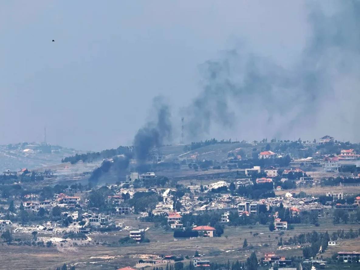 Vista de una columna de humo tras un ataque israelí en el sur del Líbano.&nbsp;