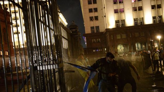 Manifestación en Plaza de Mayo contra de las medidas  tomadas por el presidente Alberto Fernández a raíz del aumento de casos de Covid 19.Fotos clarin