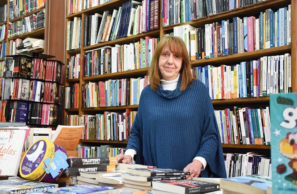 Pilar Garcia Santos en la libreria familiar que ya tiene 80 años en la provincia. Foto: Mariana Villa / Los Andes