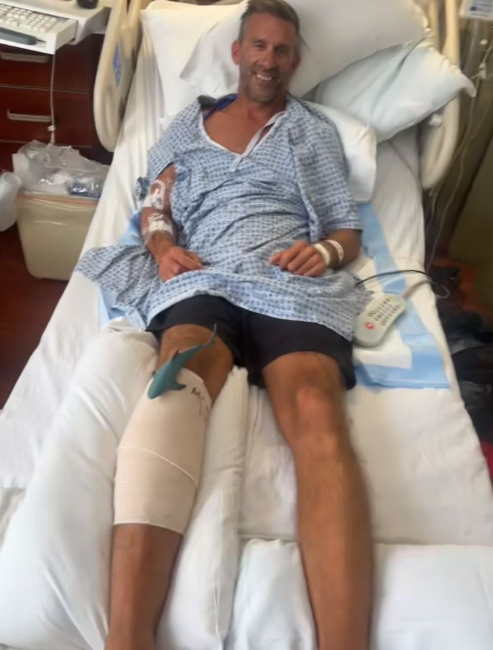 Le aplicaron un torniquete en la pierna para detener la hemorragia antes de trasladarlo en helicóptero al Centro Médico Gulf Coast, donde fue sometido a una cirugía reconstructiva.