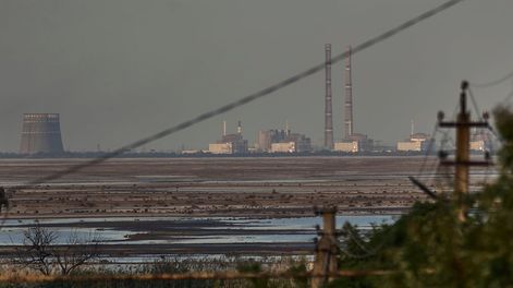 ARCHIVO - La nucleoeléctrica que Rusia controla en Zaporiyia, la más grande de Europa, puede apreciarse al fondo tras el rompimiento de un dique, el martes 27 de junio de 2023, en Energodar, Ucrania. (AP Foto/Libkos, archivo)