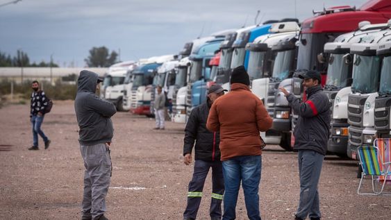 Camiones en la zona de la refinería de Luján de CuyoChile endureció los controles a camioneros que quieren cruzar a Chile. Denuncian malos tratos.Foto: Ignacio Blanco / Los Andes