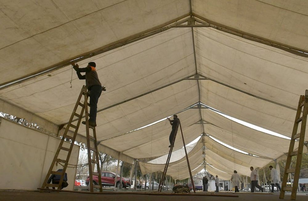 Ayer instalaron una carpa estructural en la playa del hospital El Carmen, para ampliar la atención a pacientes de consultorios y una amplia sala de espera. Foto Orlando Pelichotti / Los Andes