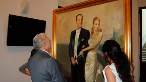 Profesor Juan José Ganduglia observando la obra restaurada en la Coordinación de Patrimonio Cultural del Ministerio de Economía&nbsp;