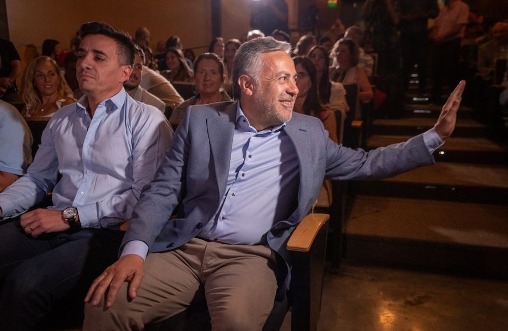 El gobernador electo presentó a sus ministros, ministras y el esquema con el que funcionará la gestión de los próximos cuatro años.    Foto: Ignacio Blanco / Los Andes