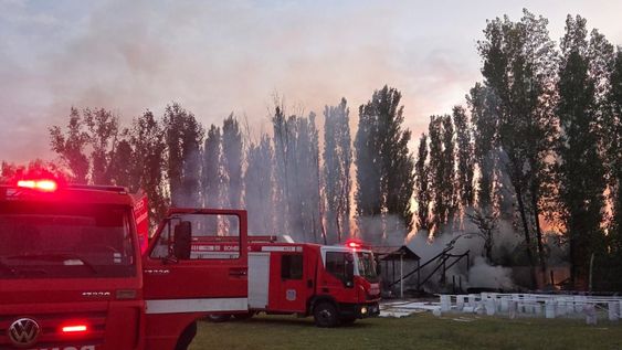 Voraz incendio destruyó una mueblería en Lavalle: perdidas totales