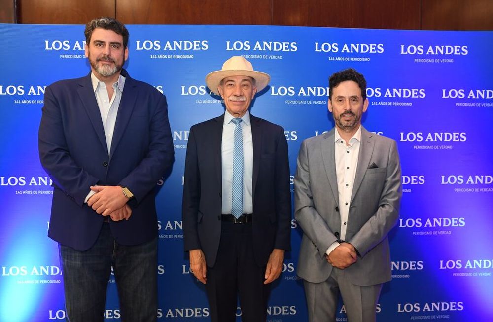 El presidente provisional del Senado, Martín Kerchner; el ministro de la Corte, José Valerio; y el director de contenidos de Los Andes, Pablo Dellazoppa. Foto: Los Andes