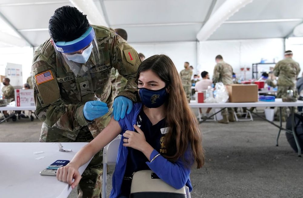 Los turistas que llegan a Miami se pueden vacunar, incluso en la playa. - AP