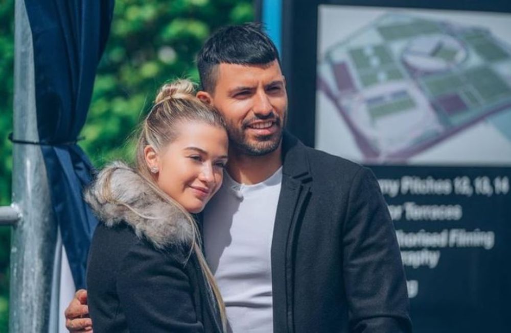 El Kun estuvo de compras en Dubai con su pareja, Sofía Calzeti, y los hinchas del Barcelona se enojaron por no acompañar al club mientras caía contra Bayer Munich y quedar eliminado de la Champions.