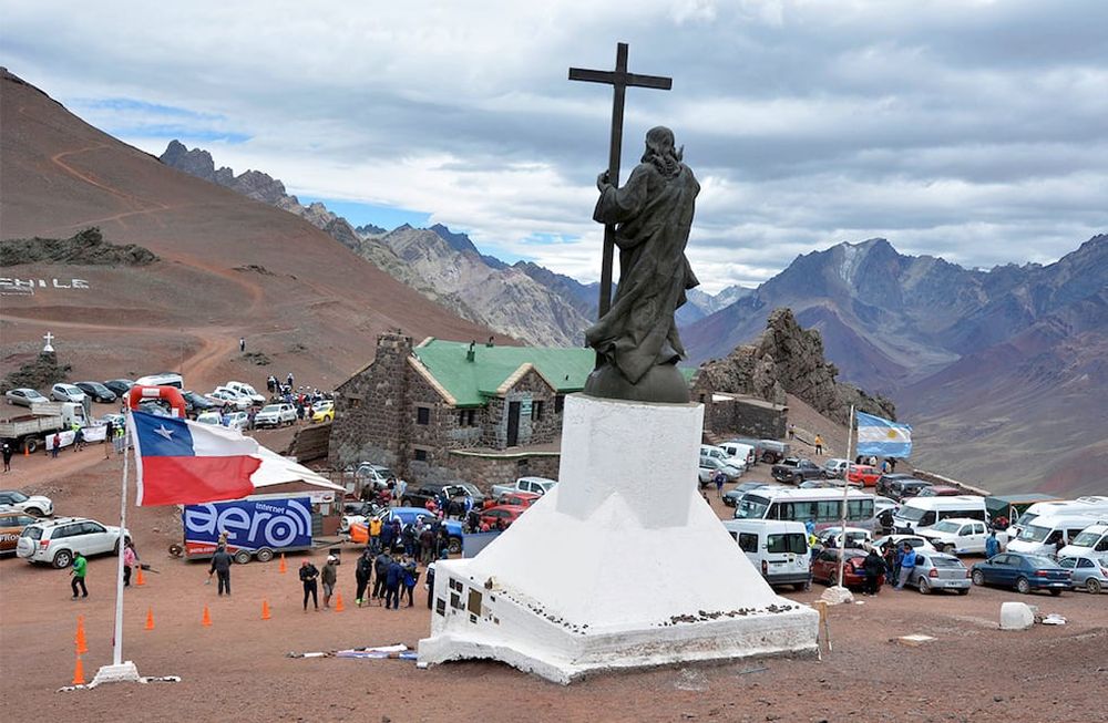El Cristo se levantó exactamente en el límite de ambos países, sobre el monte Panta y frente al Puente de Inca.
