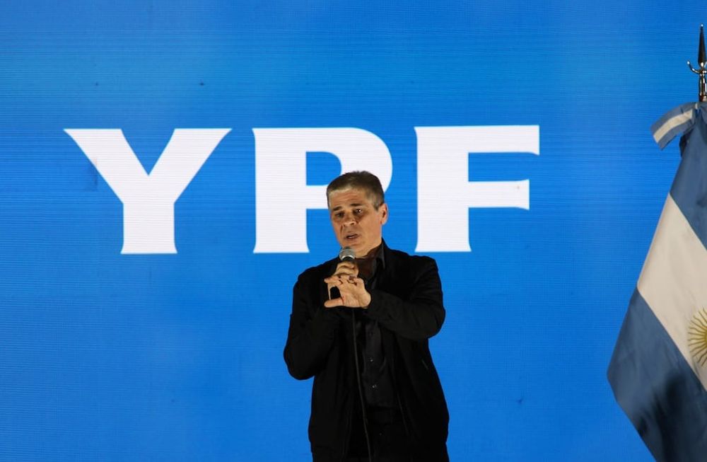 El presidente de YPF, Pablo González, aseguró que por la inestabilidad del precio internacional del petróleo es que no se puede calcular cuánto subirá la nafta en el país. - Los Andes