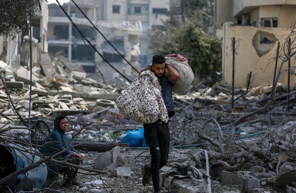 Palestinos evacúan Gaza ante la advertencia de Israel. EFE/EPA/MOHAMMED SABER