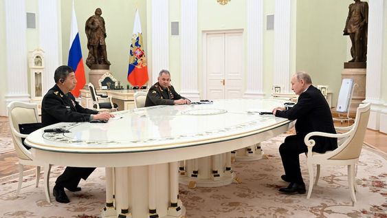 El presidente de Rusia, Vladimir Putin, junto a su ministro de Defensa Serguei Shoigu y el ministro de Defensa de China, Li Shangfu, reunidos por primera vez en Moscú a pocos días de la visita oficial de Xi Jinping.