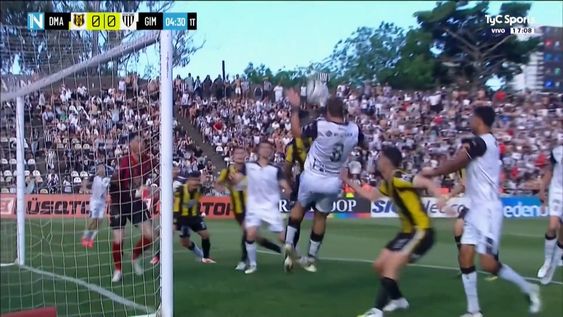 GOL ANULADO. Muñoz tocó con la mano el balón en la previa del gol y el primer tanto del Lobo fue anulado. Sigue todo 0-0.&nbsp;