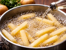 por que los cocineros recomiendan agregar vinagre al agua en las papas antes de freirlas